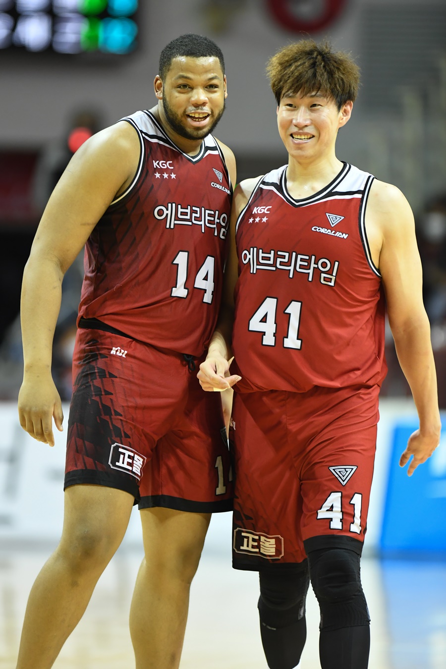 ▲ 오마리 스펠맨과 오세근(왼쪽부터) ⓒ KBL