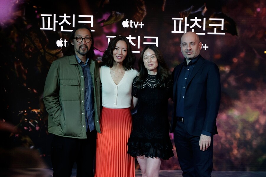 ▲ 왼쪽부터 코고나다 감독, 테레사 강, 수 휴, 마이클 엘렌버그. 제공ㅣ애플티비플러스