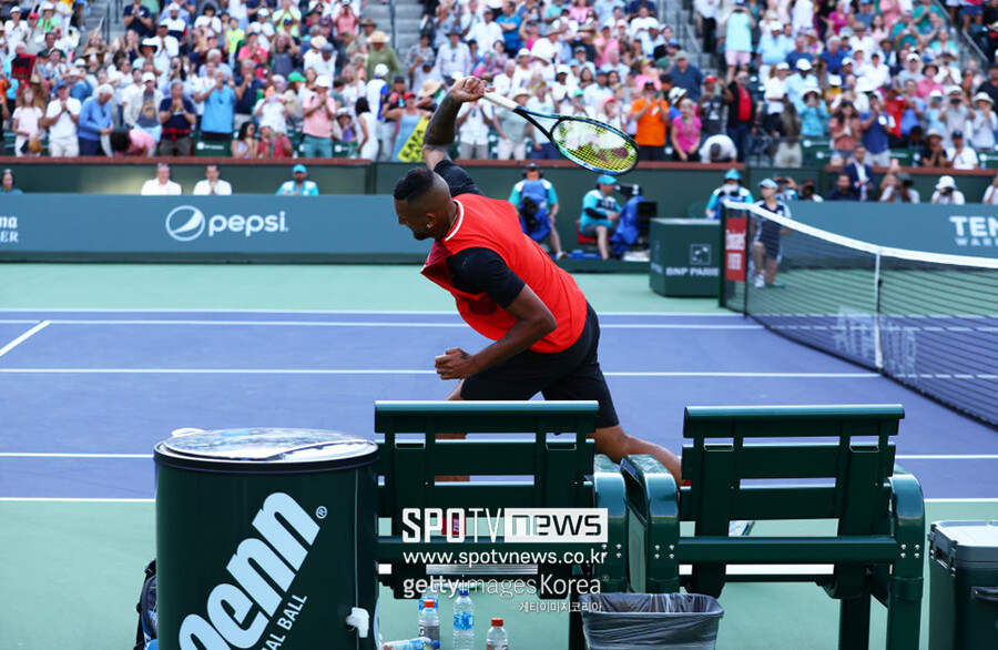 ▲ 닉 키리오스가 2022년 ATP 투어 BNP 파리바 오픈 단식 8강전에서 라파엘 나달에게 1-2로 패한 뒤 라켓을 집어 던지고 있다.
