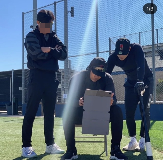 ▲ 키움이 강정호(가운데)의 KBO리그 복귀를 추진한다. 2020년 강정호 스스로 복귀 의사를 철회한 뒤 2년 만의 일이다. ⓒ SNS 캡처
