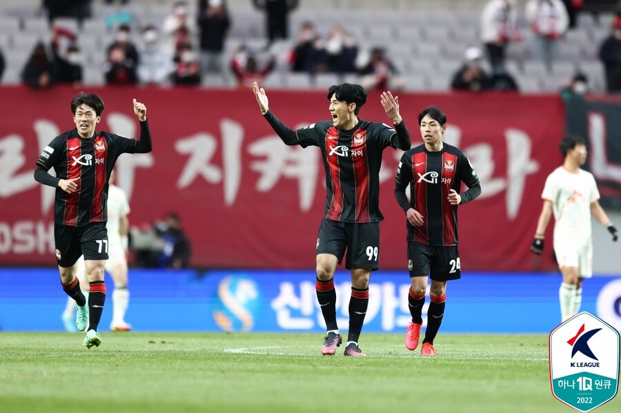 ▲  FC서울은 올 시즌 첫 출전한 박호민(가운데)이 만회골을 넣었다. ⓒ한국프로축구연맹