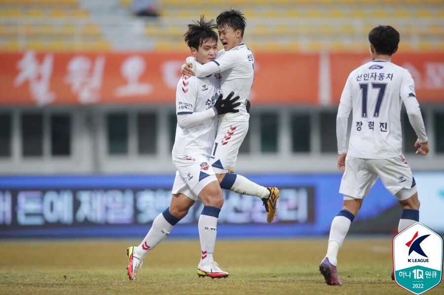 ▲ 지난 경기 승리를 거둔 수원FC, 김동우(사진 왼쪽)와 이승우(사진 오른쪽).   ⓒ한국프로축구연맹