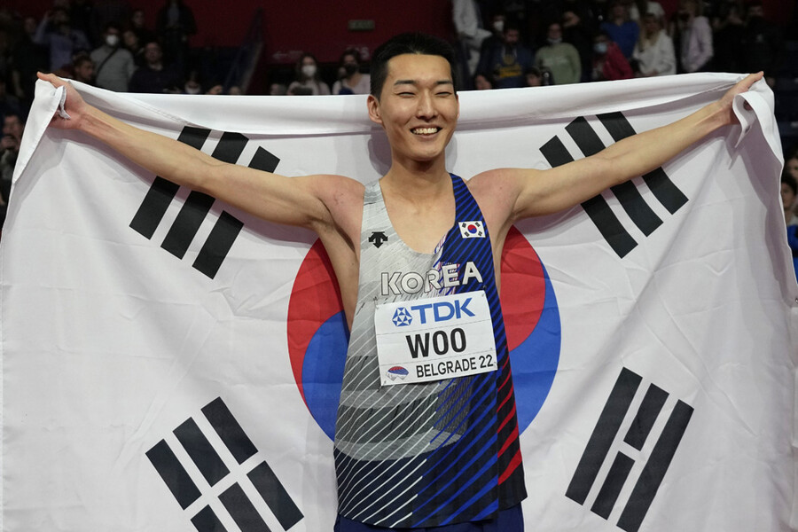 ▲ 2022 세계실내육상선수권대회 남자 높이뛰기에서 우승한 뒤 태극기 세리머니를 하고 있는 우상혁 ⓒ연합뉴스/AP