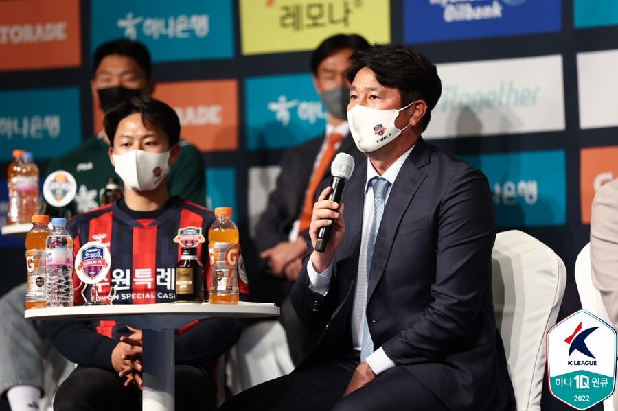 ▲ 개막 미디어데이 당시 김도균 감독과 이승우. ⓒ한국프로축구연맹