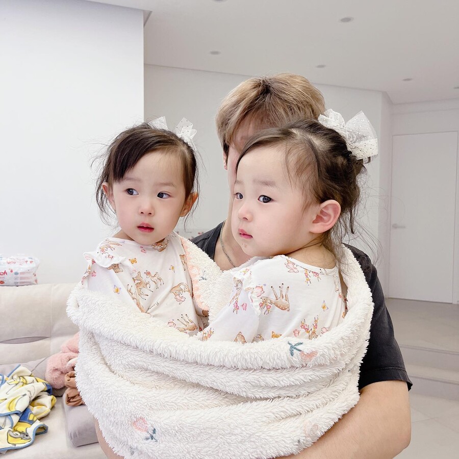 ▲ 최민환, 율희 부부 딸 쌍둥이. 출처| 율희 인스타그램