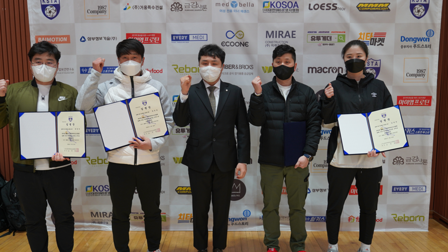 ▲ 왼쪽부터 19세이하 청소년대표팀(남자팀) 곽영덕 코치, 정연홍 감독, 오주영 회장(가운데), 조경식 감독, 김잔디 코치(여자팀) ⓒ대한세팍타크로협회