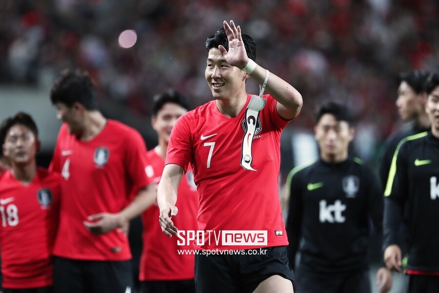 ▲ 2019년 6월 이란과의 친선 경기 후 팬들과 인사하는 손흥민 ⓒ곽혜미 기자