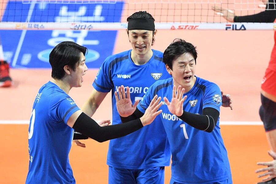 [장충 게임노트]‘나경복 23점’ 우리카드, 봄배구 진출 확정…4년 연속 쾌거
