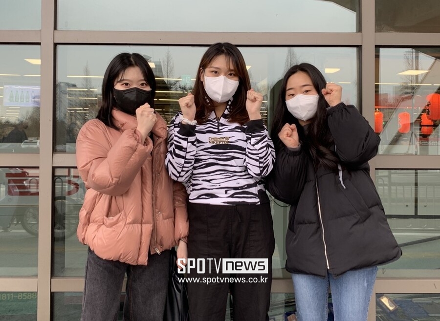▲ 대표팀을 응원하기 위해 현장을 찾은 김정연, 조성은, 이은진 씨 ⓒ스포티비뉴스DB