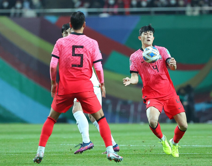 ▲ 축구대표팀 중앙 수비수 김민재가 이란전에서 철벽 수비를 과시했다. ⓒ연합뉴스
