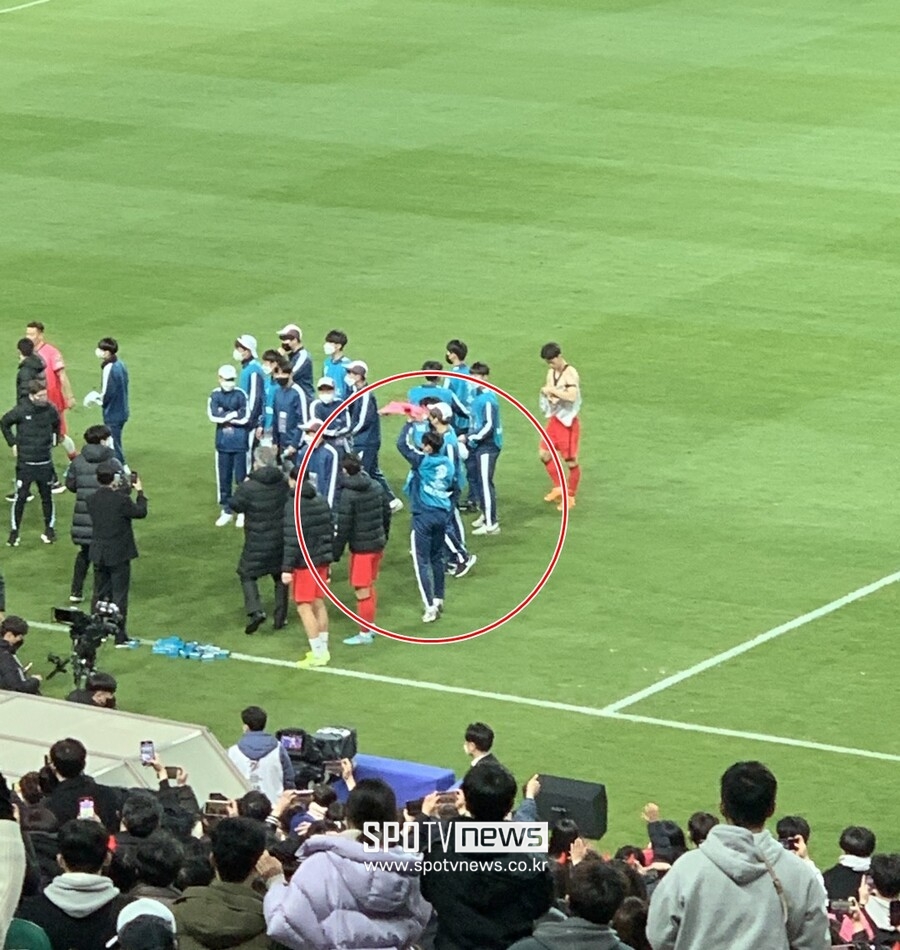 ▲ 이재성에게 유니폼을 선물 받은 볼 보이가 힘차게 유니폼을 흔들고 있다. ⓒ스포티비뉴스DB