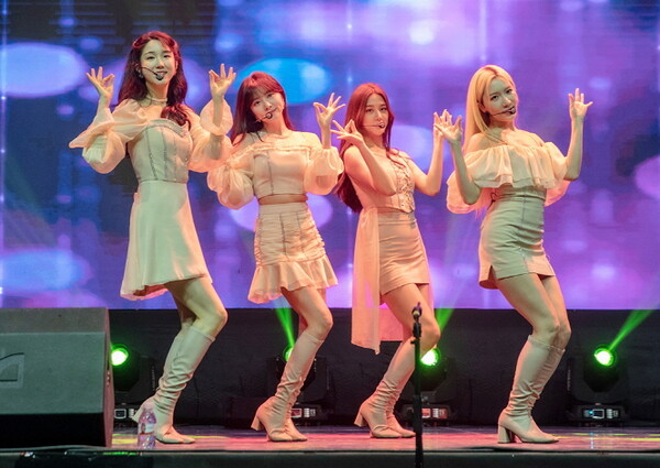 ▲ 한국과 우크라이나의 우정을 기리는 K팝 콘서트 '위 올 아 원'에 참가한 라붐. 제공|레드엔젤
