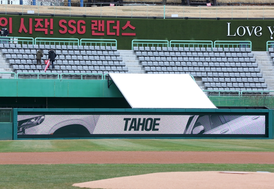 ▲ SSG 랜더스가 21일 홈 경기장인 인천SSG랜더스필드에 MLB식 외야 LED 펜스를 설치했다.ⓒSSG 랜더스