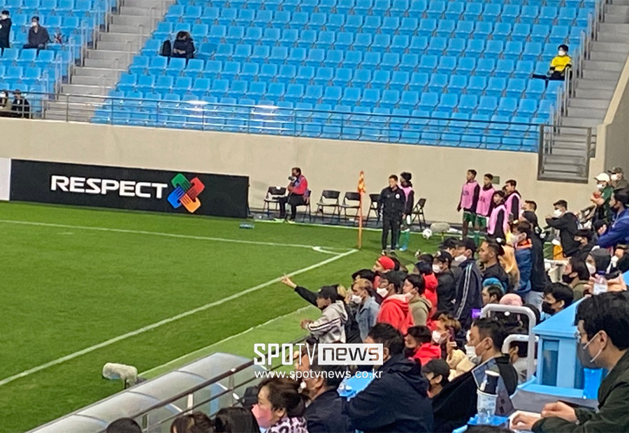 ▲ 인도네시아 팬들이 29일 DGB대구은행파크에서 열렸던 한국 U-19 대표팀-인도네시아 U-19 대표팀전에서 열띤 응원을 하고 있다 ⓒ스포티비뉴스