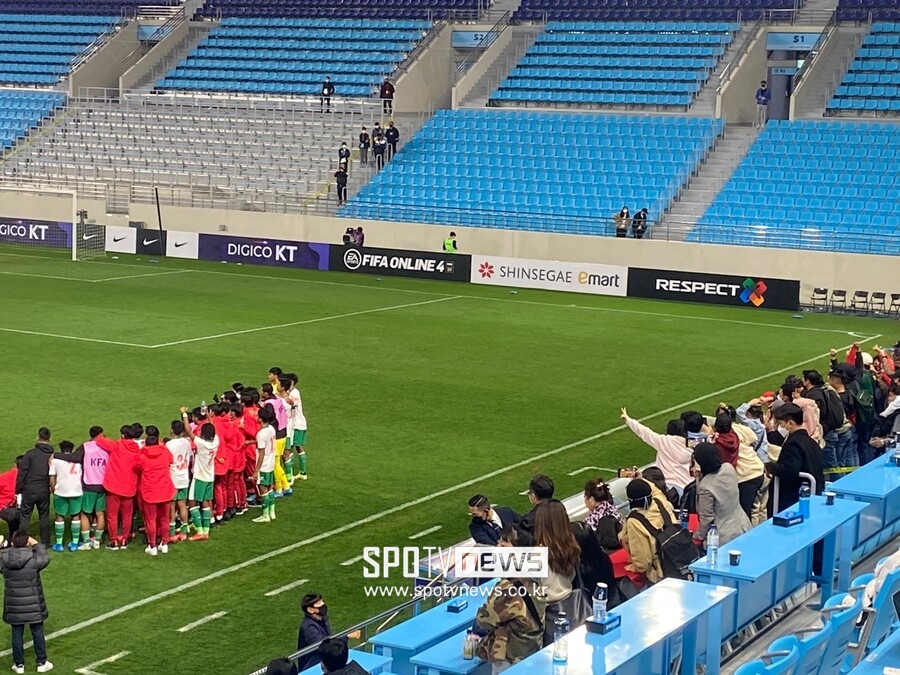 ▲ 경기 뒤에 인도네시아 U-19 대표팀과 팬들이 어우러져 기념 사진을 촬영했다 ⓒ스포티비뉴스