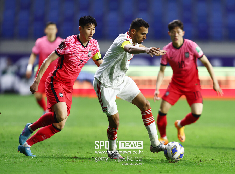 ▲ 한국 대표팀이 29일 두바이에서 열린 '2022 FIFA 카타르월드컵' 아시아지역 최종예선 10차전 UAE전에서 슈팅을 허용하고 있다