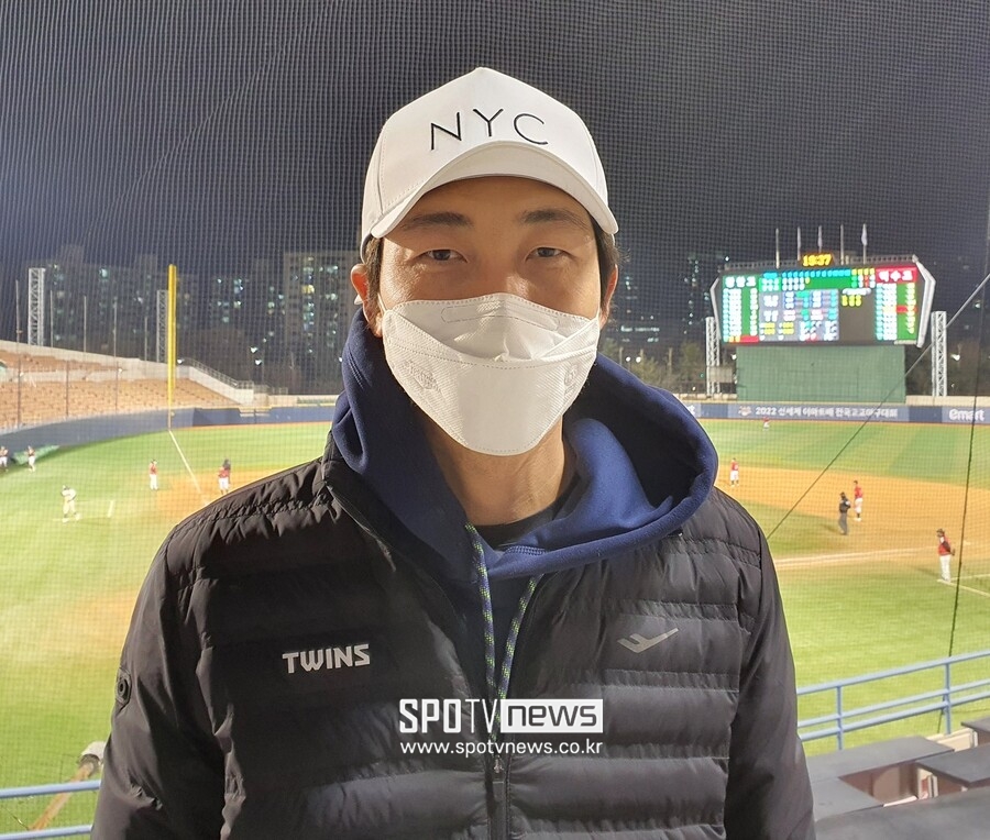 ▲ 제1회 신세계 이마트배 전국고교야구대회가 한창인 28일 목동구장에서 만난 LG 김용의 스카우트. ⓒ목동, 고봉준 기자