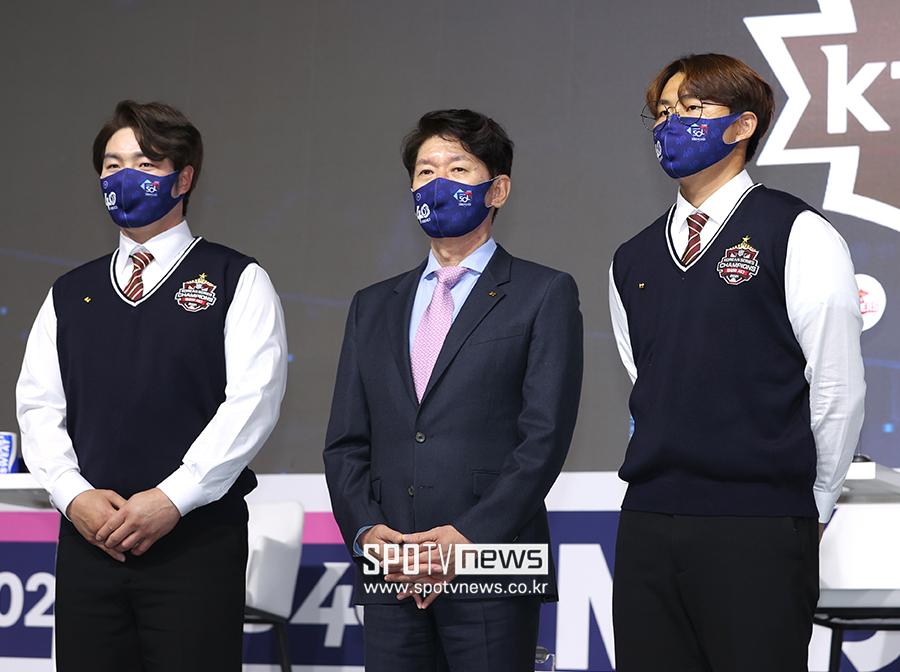 ‘해리포터 교복’부터 ‘대장 모자’까지…미디어데이, 의상 대결부터 후끈