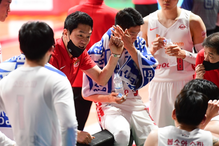 ▲ 타임아웃 도중 전희철 감독이 선수들에게 작전을 지시하고 있다 ⓒ KBL