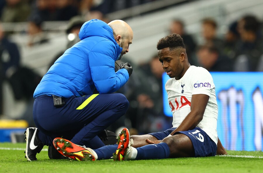 ▲ 지난 에버튼전 햄스트링 부상으로 경기장을 떠난 세세뇽. ⓒ연합뉴스/Reuters