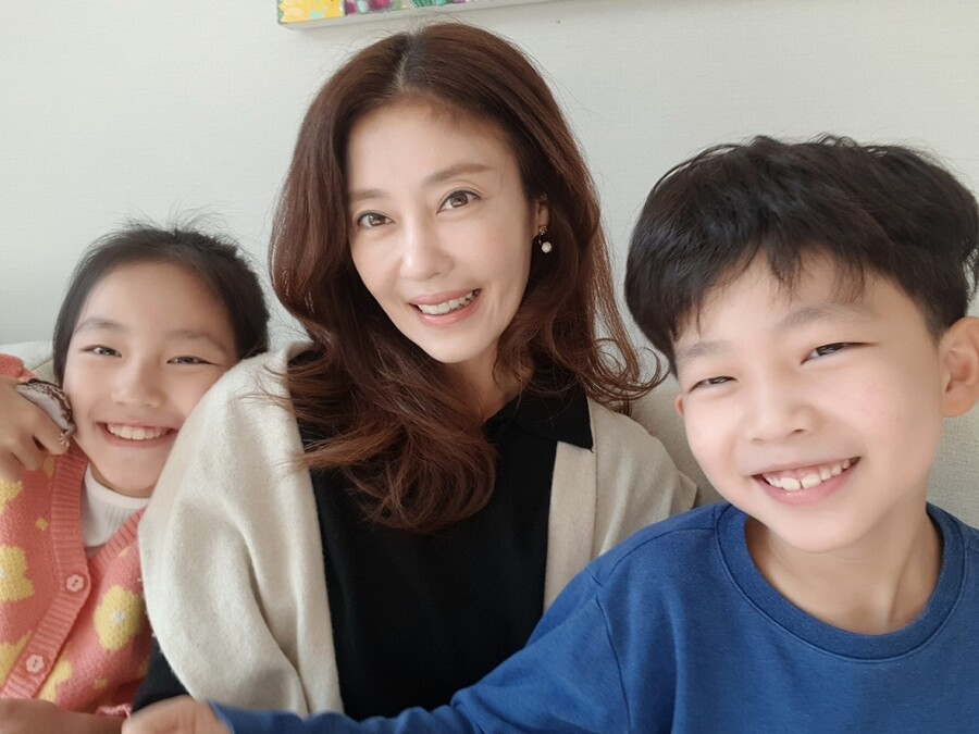 ▲ 이지현 가족. 제공| 피앤드케이엔터테인먼트