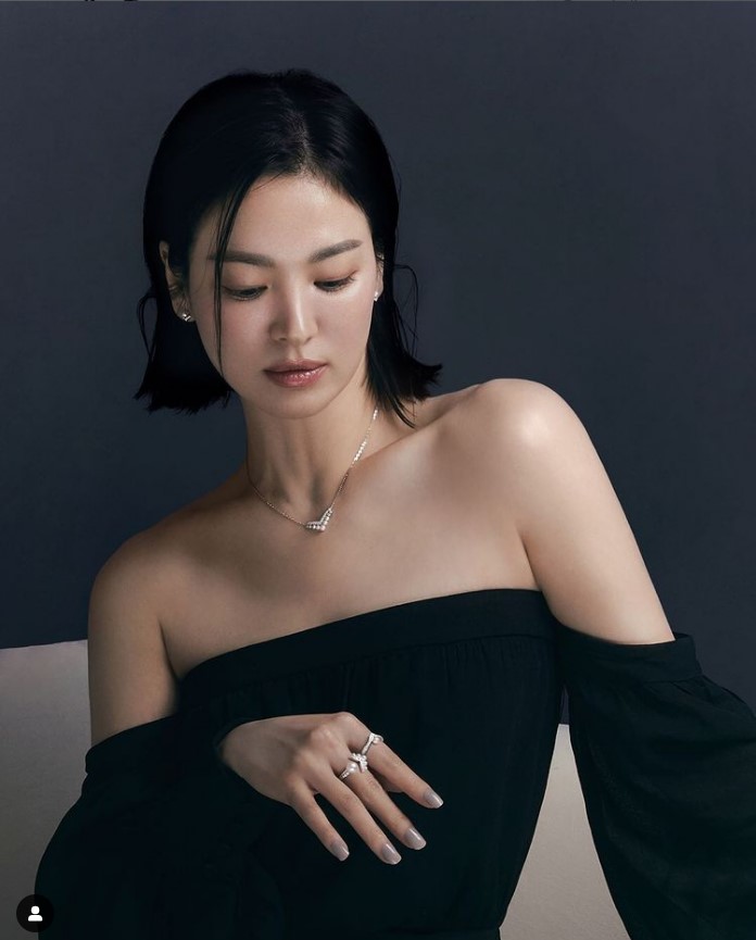 송혜교, 과감한 어깨노출…직각어깨+똑단발 잘 어울리네