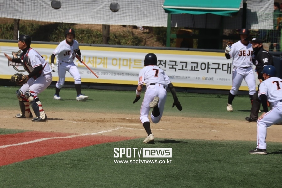 ▲ 제주고 양우석(7번)이 1일 신월야구장에서 열린 '2022 신세계 이마트배 전국고교야구대회' 4회초 홈으로 쇄도해 팀의 5번째 득점에 성공하고 있다. 제주고는 0-3으로 뒤진 4회에만 6점을 뽑아내 역전에 성공했다.