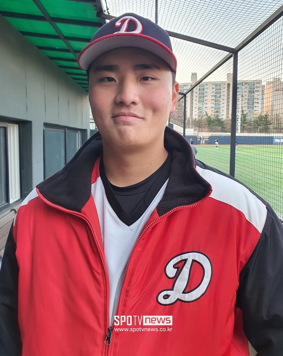 ▲ 덕수고 3학년 우완투수 심준석이 2일 목동구장에서 열린 이마트배 한국K-POP고와 32강전에서 올 시즌 첫 번째 실전 등판을 마친 뒤 환하게 웃고 있다. ⓒ목동, 고봉준 기자