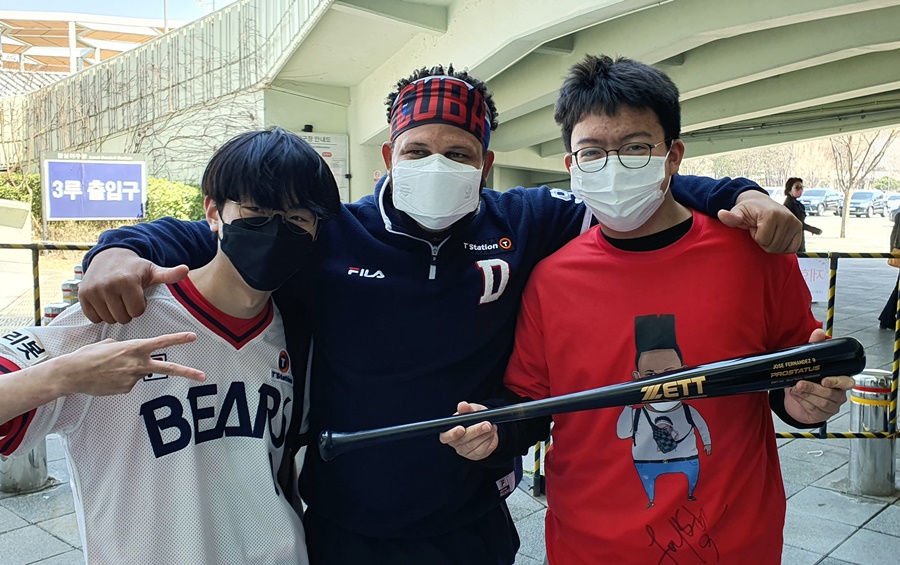 ▲ 두산 베어스 호세 미구엘 페르난데스(가운데)가 옷을 선물한 팬들과 만났다. ⓒ 두산 베어스