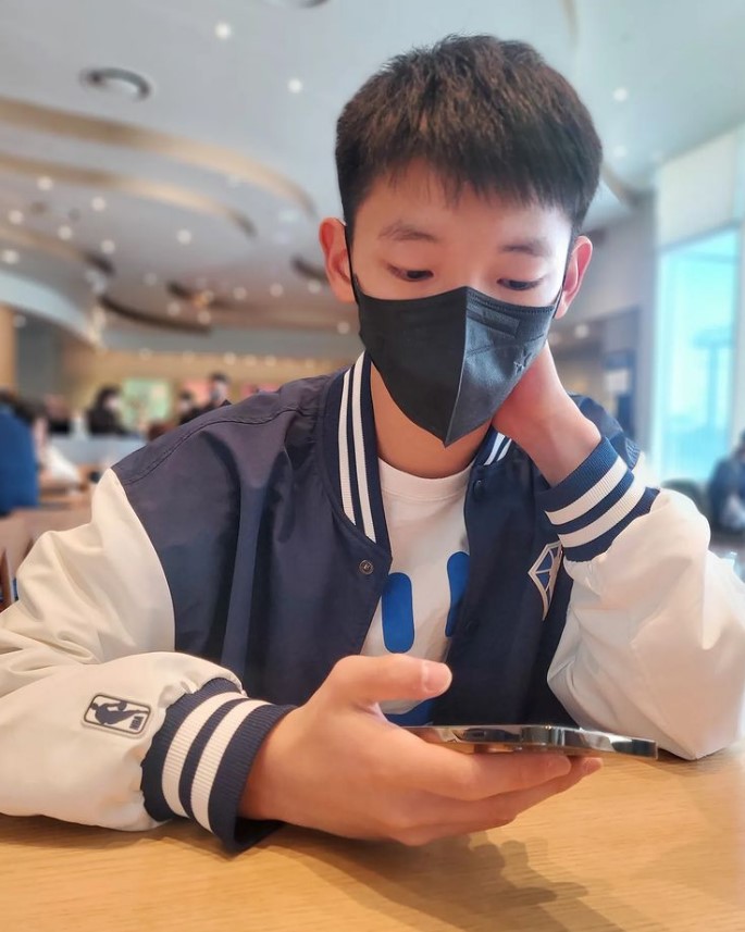 박연수 아들 송지욱, 클수록 훈남이네…아들 자랑할 맛 나겠어