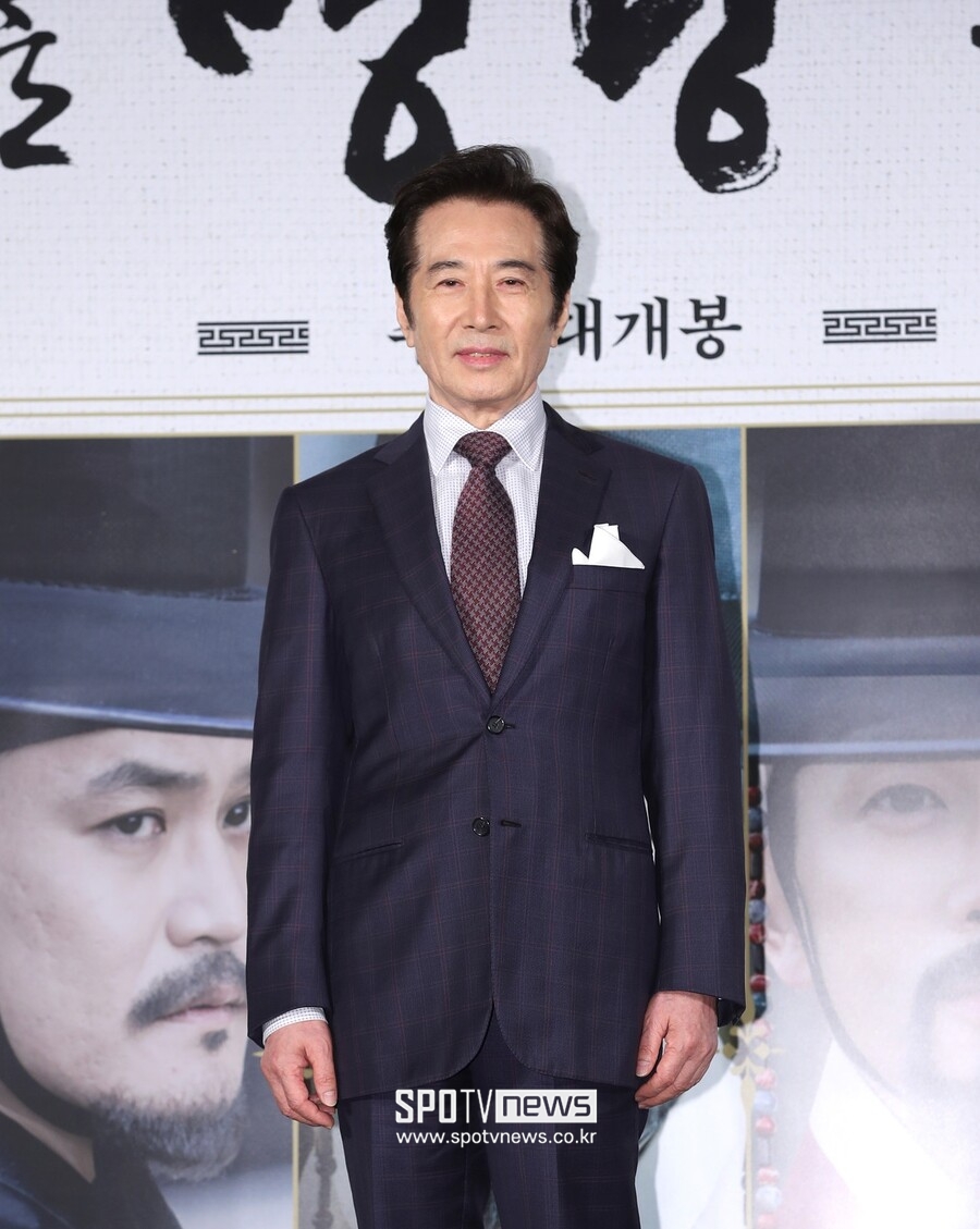 法 "백윤식 전 연인 에세이, 연애사 등 사생활 일부 삭제해야"
