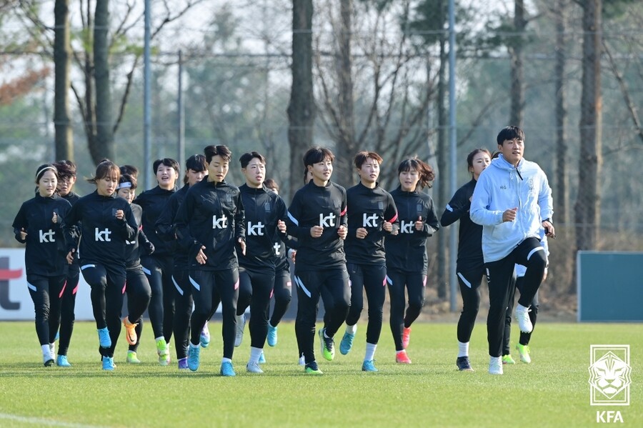▲ 훈련 초반, 간단한 워밍업 위주로 훈련이 진행됐다. ⓒ대한축구협회
