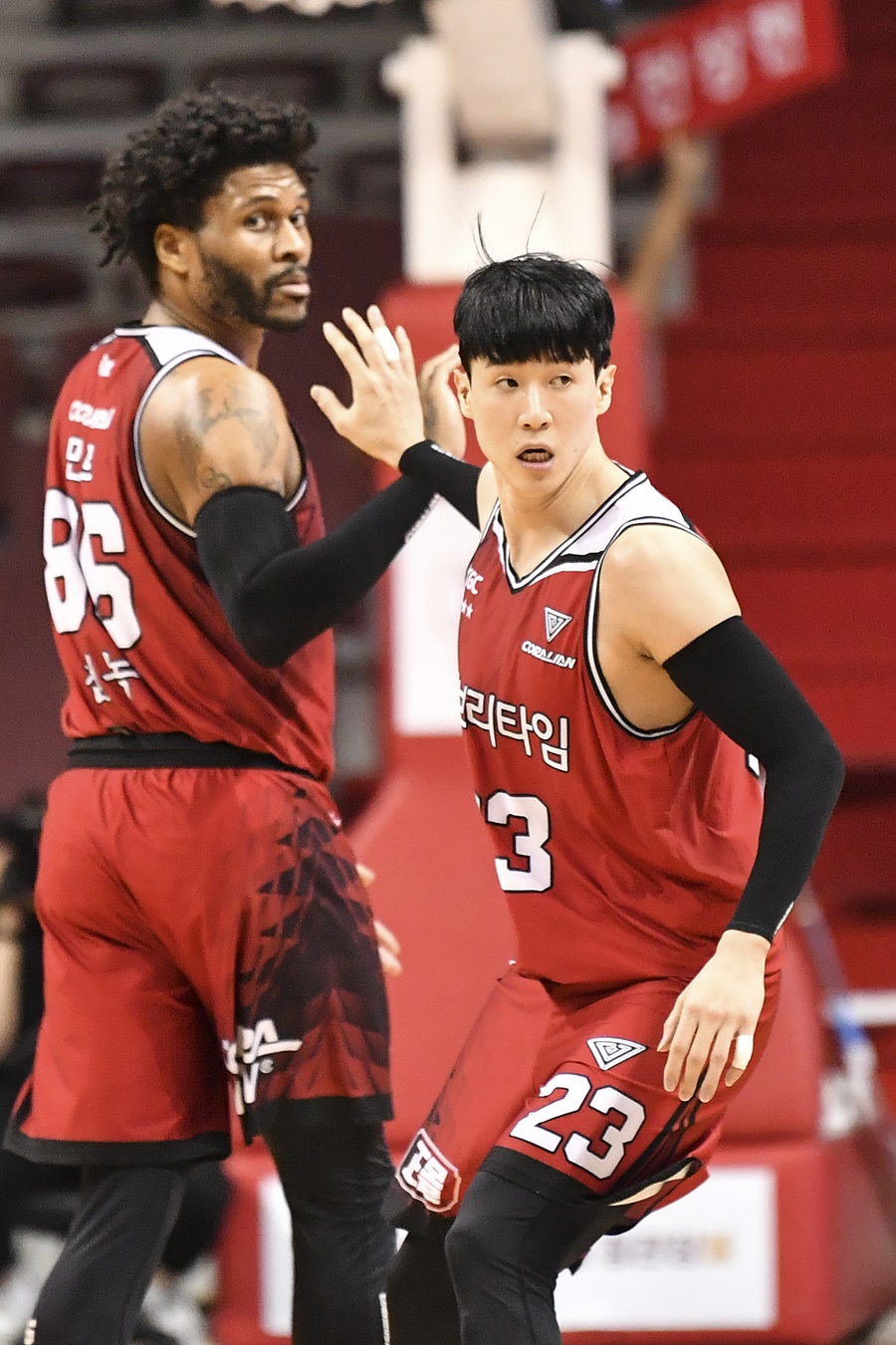 ▲ 대릴 먼로와 전성현(왼쪽부터) ⓒ KBL