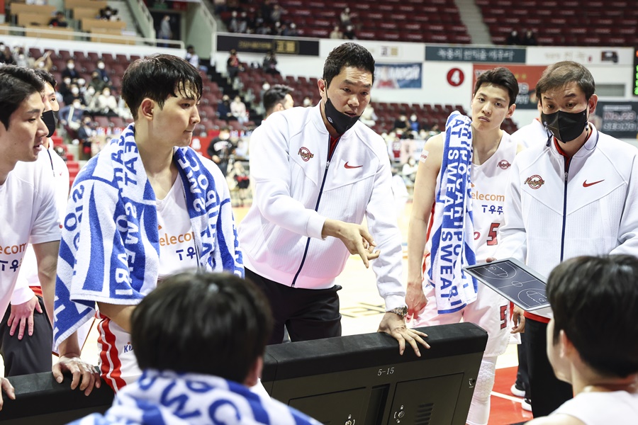 ▲ 전희철 감독(가운데)이 선수들에게 작전 지시를 하고 있다 ⓒ KBL