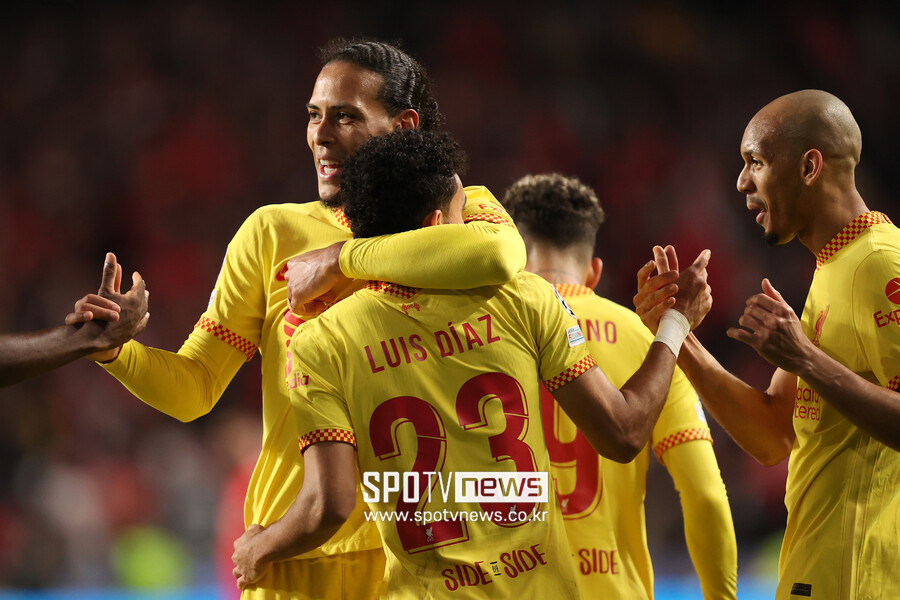 ▲ 리버풀 선수단이 '2021-22시즌 UEFA 챔피언스리그' 8강 1차전에서 벤피카를 3-1로 제압하고 환호하고 있다