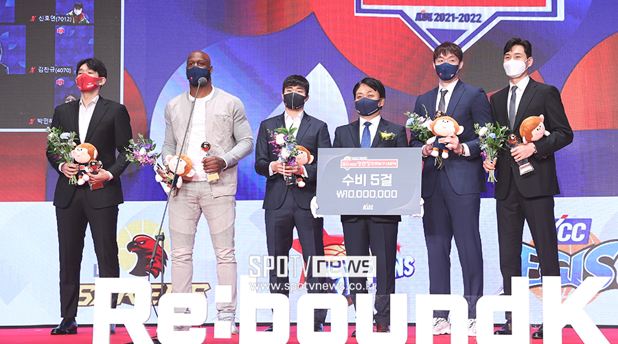 [포토S] 차바위-할로웨이-정성우-이승현-문성곤, 수비5걸상 수상