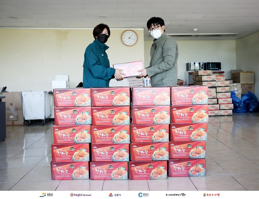▲ 강원FC가 제주 빈티지샵 '에브리바디빈티지'와 손잡고 산불 피해 지역에 천혜향을 전달했다. ⓒ강원FC