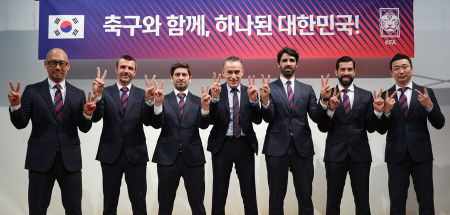 ▲ 승리의 V를 그리는 축구대표팀 코치진과 파울루 벤투 감독 ⓒ연합뉴스