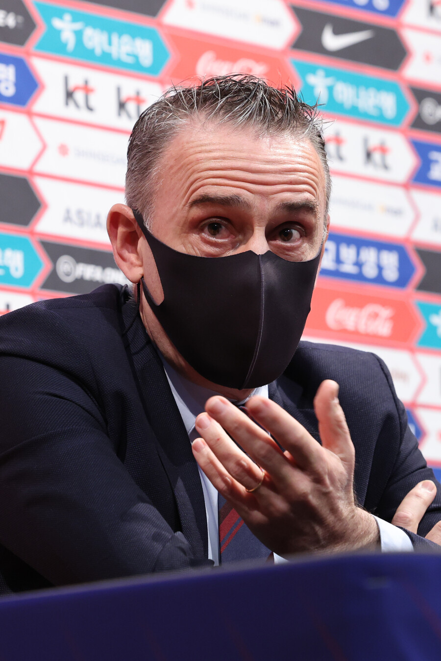 ▲ 승리의 V를 그리는 축구대표팀 코치진과 파울루 벤투 감독 ⓒ연합뉴스
