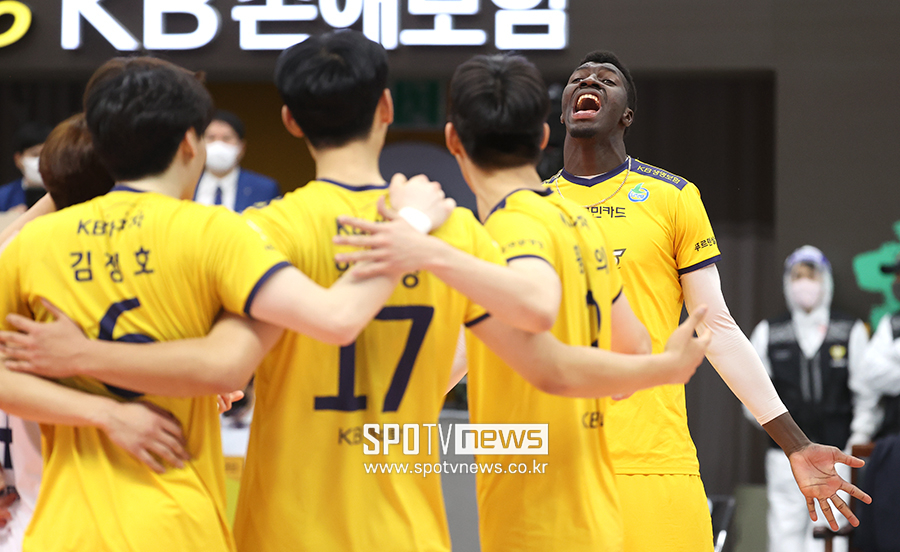 [챔프전 게임노트] '20-24→27-25 케이타 미쳤다' KB손보 대역전승…3차전 성사