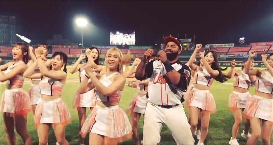 ▲ 치어리더들과 함께 춤을 추고 있는 로사리오. ⓒ CPBL 트위터 캡처
