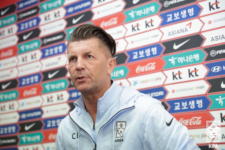 ▲ 콜린 벨 감독 ⓒ대한축구협회