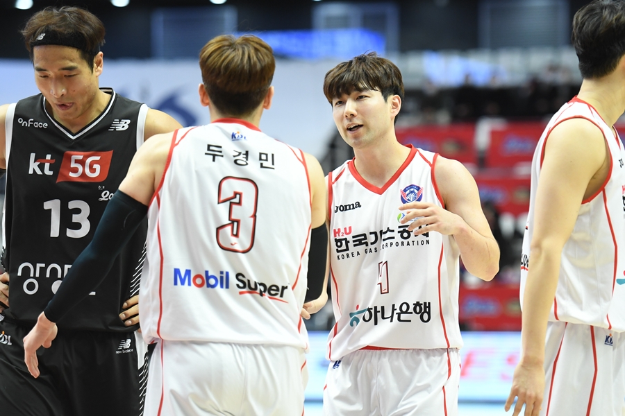 ▲ 두경민과 김낙현 ⓒKBL