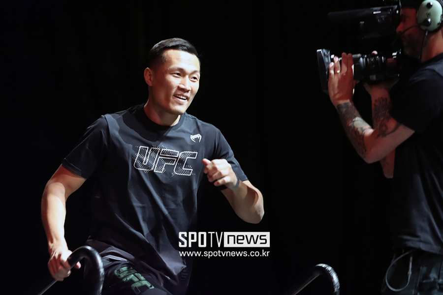 [포토S] 설레는 마음으로! 정찬성 UFC 공개 계체 등장