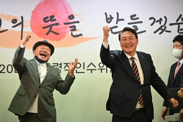 ▲ 윤석열 당선인과 김흥국이 어퍼컷 세리머니를 하고 있다. 제공|김흥국 지인