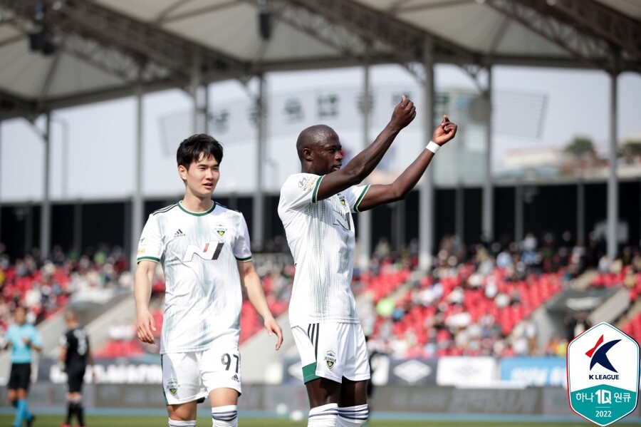 ▲ 성남FC전에서 골을 터뜨린 전북 현대 모 바로우(오른쪽) ⓒ한국프로축구연맹