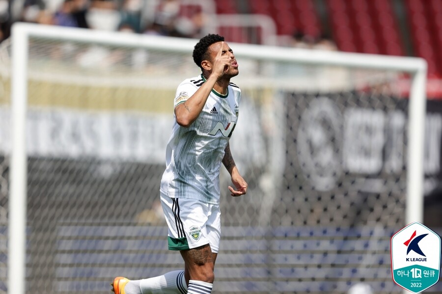 ▲ 선제골을 터뜨린 전북 현대 구스타보 ⓒ한국프로축구연맹