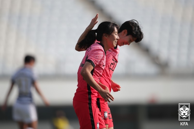 ▲ 베트남전 선발 출전한 여자 축구 국가대표 추효주와 김혜리. ⓒ대한축구협회