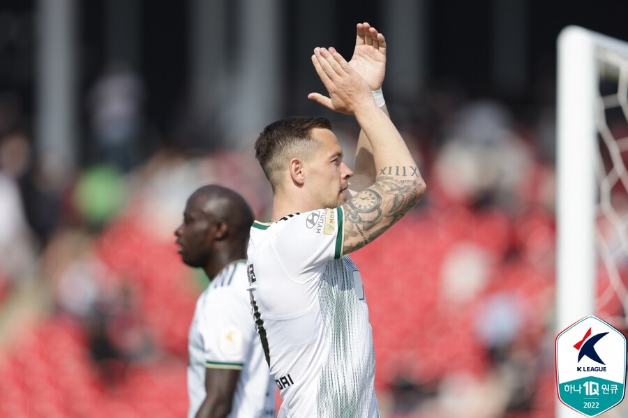 ▲ 전북 현대 일류첸코는 성남FC전에서 두 골을 터뜨리며 4-0 승리에 일조했다. 원정 응원을 온 팬들과 세리머니는 덤이다. ⓒ한국프로축구연맹