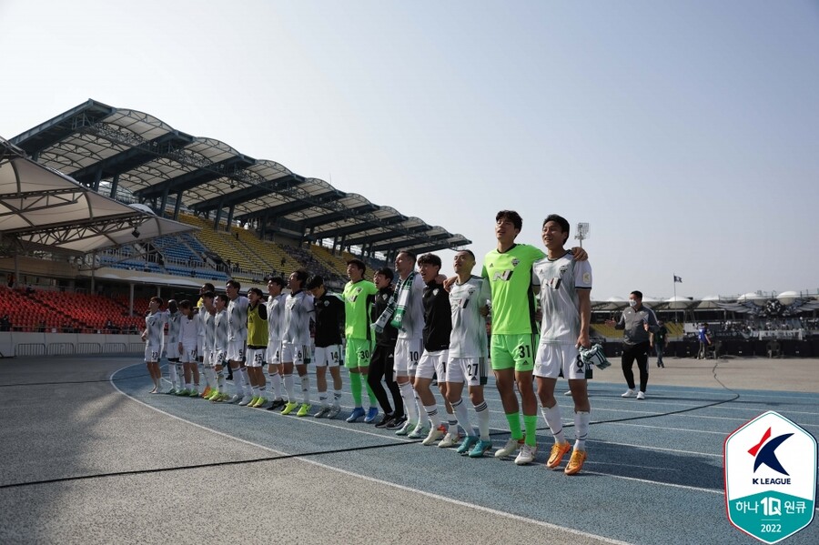 ▲ 전북 현대 일류첸코는 성남FC전에서 두 골을 터뜨리며 4-0 승리에 일조했다. 원정 응원을 온 팬들과 세리머니는 덤이다. ⓒ한국프로축구연맹